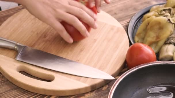 kobieta ręce krojenia cebuli na pokładzie cięcia drewnianych - Materiał filmowy, wideo