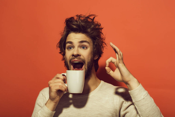 en iyi kahve. şaşırmış adam jesti fincan kahve ile ok - Fotoğraf, Görsel