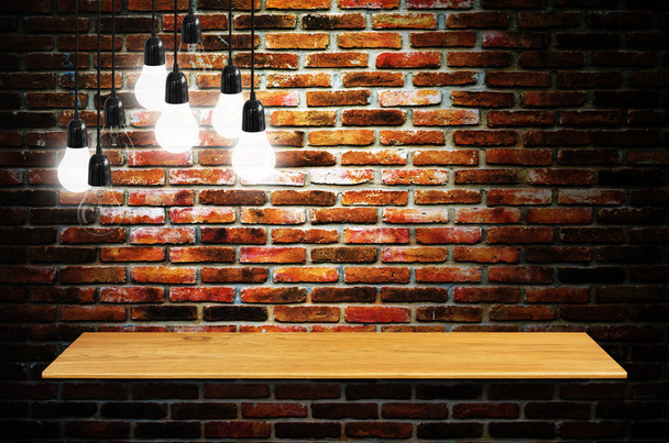 Boekenplank aan de muur met lamp - voor product weergave. - Foto, afbeelding