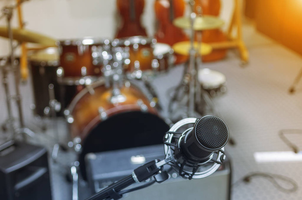Mikrofon v nahrávací studio nebo v koncertním sále s bubnem v mimo zaměření pozadí. - Fotografie, Obrázek