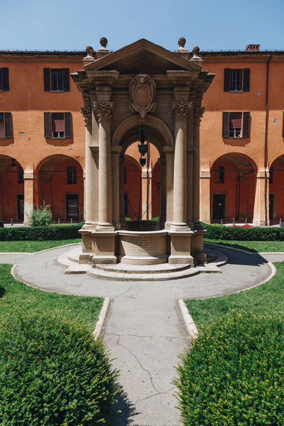 edifícios antigos em Bolonha - visitar a cidade da cultura - destino de viagem - (cisterna da francesco terribilia
). - Foto, Imagem