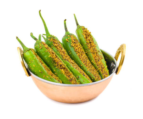 indio picante verde chile encurtido también saben como Mirchi Ka Achaar o Loncha aislado sobre fondo blanco - Foto, Imagen