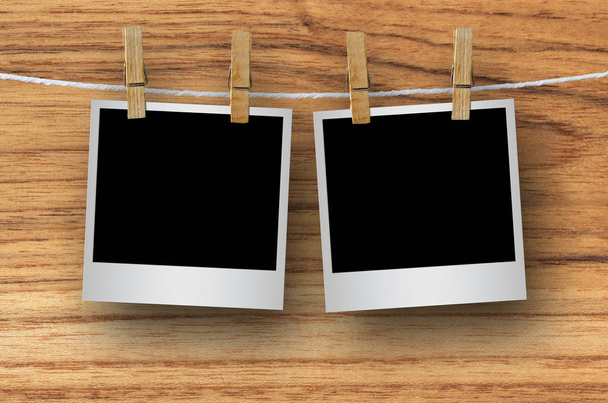 Prázdné fotorámeček s clothespin zavěšené na dřevěné pozadí, s ořezovou cestou. - Fotografie, Obrázek