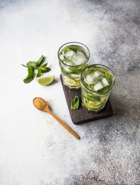Mojito-Cocktail. Alkoholcocktails mit Rum, Limette, Minze, Eiswürfeln und braunem Zucker - Foto, Bild