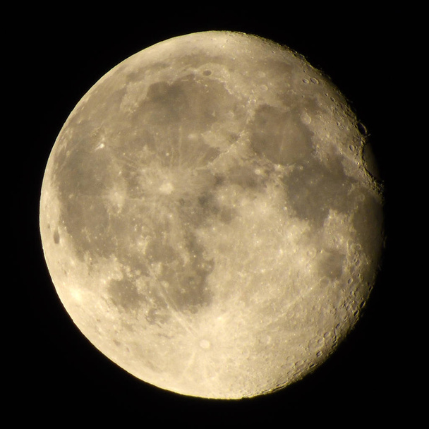 A lua gigantesca em declínio (92% da lua cheia) em 01 de julho de 2018. 17,3 dias de idade
. - Foto, Imagem