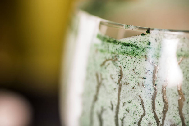 Detailní pohled vyprázdnil sklenku čerstvý kefír probiotik nápoj s zelená spirulina prášek na kuchyňském stole - Fotografie, Obrázek
