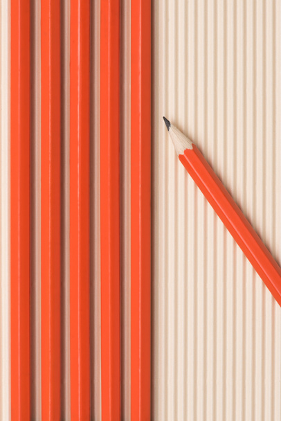pohled grafitové tužky umístěné v řadě na béžové  - Fotografie, Obrázek