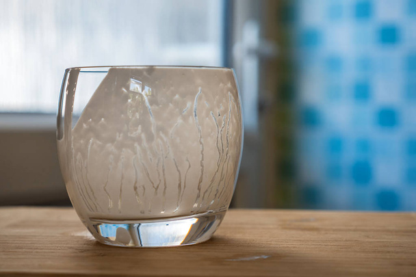 Detailní pohled prázdnou sklenici nápoje probiotik čerstvý kefír na kuchyňském stole - Fotografie, Obrázek