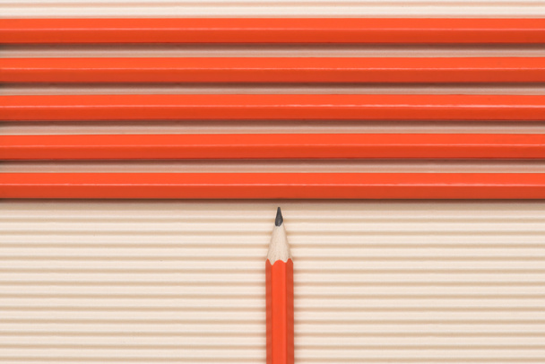 vista superior de lápices de grafito cerca de lápices colocados en fila en beige
  - Foto, imagen