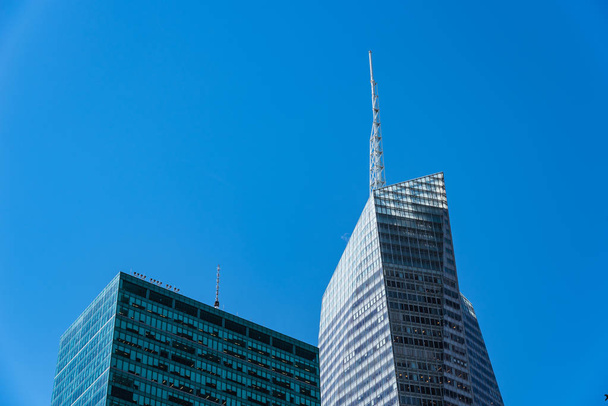 Vista de ángulo bajo de edificios de oficinas modernos contra el cielo en Nueva Yor
 - Foto, imagen