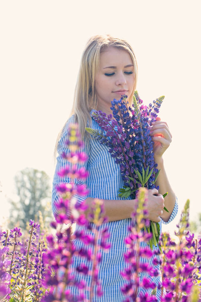 The girl with a bouquet - Photo, image