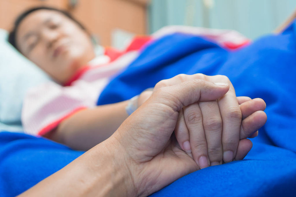 Pacienta ruku s Iv trubice v nemocnici, zobrazeno péči a lásku. - Fotografie, Obrázek