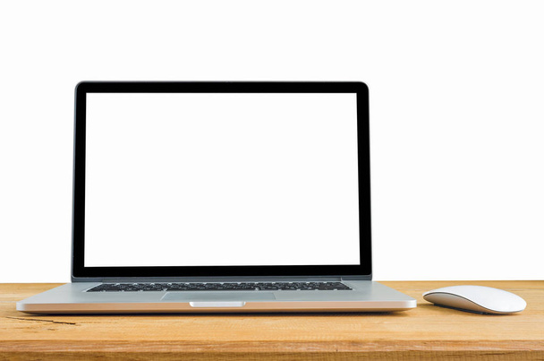 portátil y ratón aislado en el escritorio con la ruta de recorte, espacio en blanco en la pantalla
. - Foto, imagen