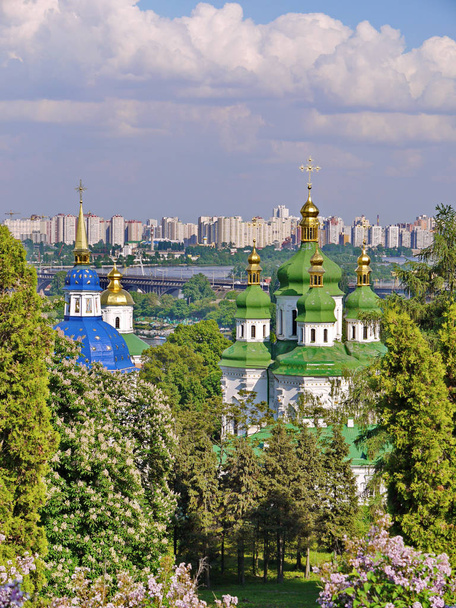 Una vista dall'alto delle cupole verdi della chiesa Pokrovsky a Kiev sullo sfondo del Dnipro
 - Foto, immagini