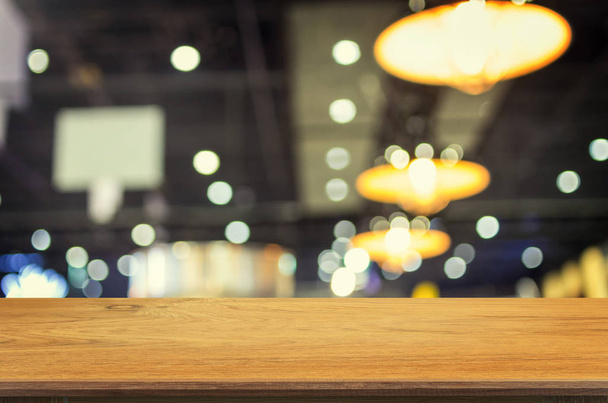 Üres fából készült asztal és homályos Coffee shop belső háttér bokeh kép részére termék bemutatás montázs, montázs használható vagy jeleníti meg a termékeket - Fotó, kép