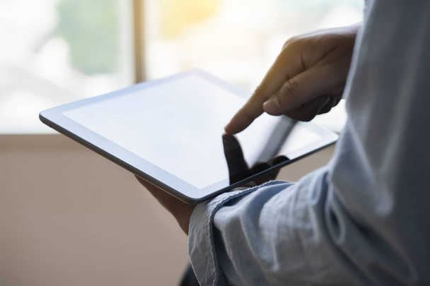 Ψηφιακή δισκίο υπολογιστή κοντά μέχρι ο άνθρωπος χρησιμοποιώντας tablet χέρια άνθρωπος multitasking με απομονωμένες οθόνη - Φωτογραφία, εικόνα