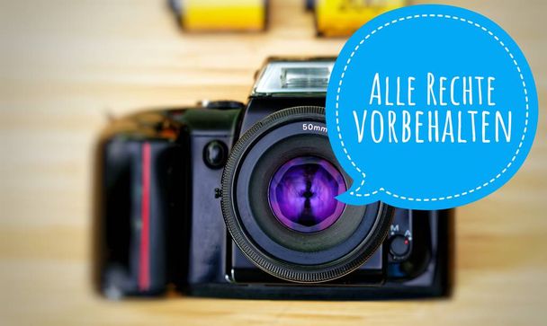 Kamera v němčině Alle Rechte vorbehalten v angličtině Všechna práva vyhrazena - Fotografie, Obrázek