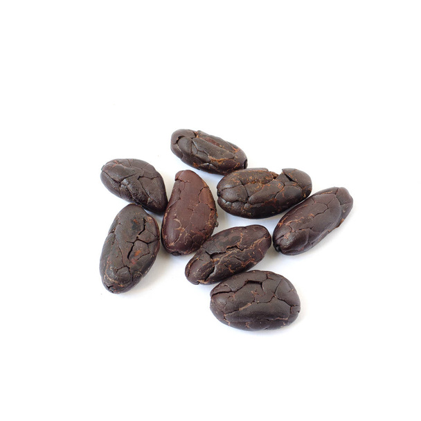 Frijoles de cacao pelados crudos aislados sobre fondo blanco
 - Foto, Imagen