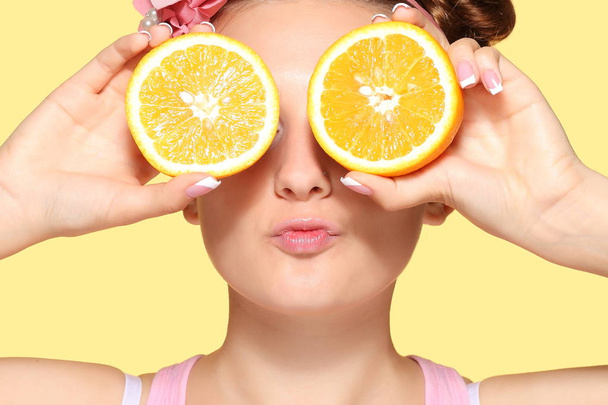 Giovane ragazza felice in posa con le metà di arancione
 - Foto, immagini