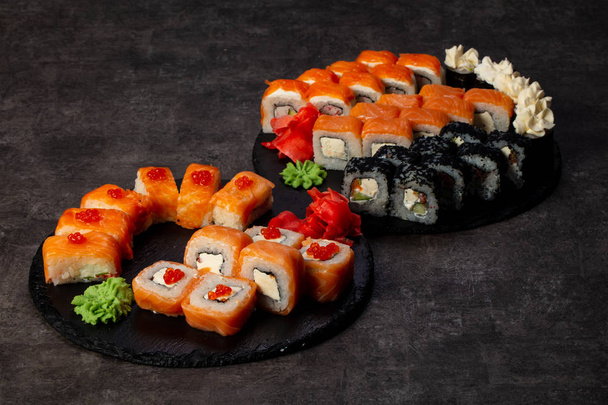Set de sushi japonés con varios ingredientes
 - Foto, Imagen