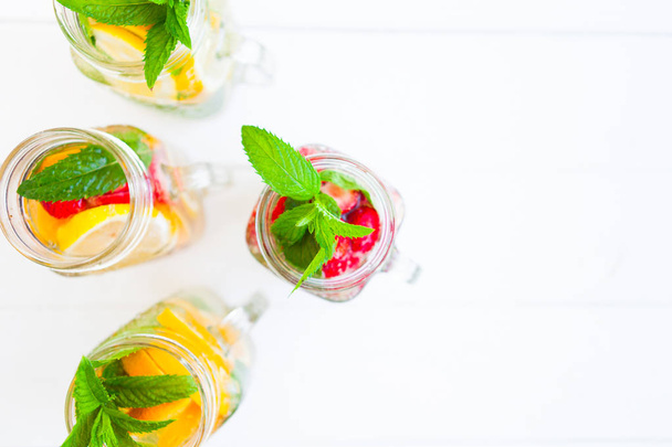 Свіжий лимонад з літніми фруктами та ягодами на білому тлі
 - Фото, зображення
