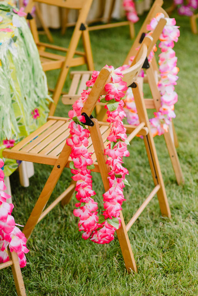 Ahşap bir sandalyenin süs şenliği. Çocuklar için bir partide güzel ayrıntılar - Fotoğraf, Görsel