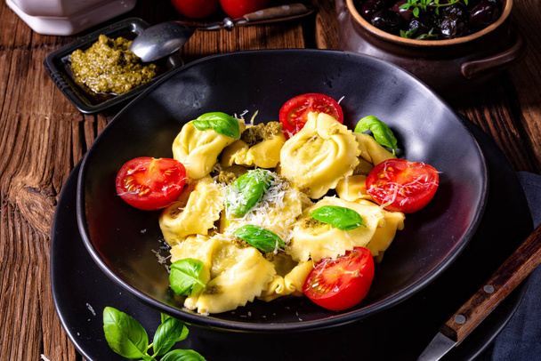 rustic spinach tortellini with cheese and cocktail cocktail tomatoes - Φωτογραφία, εικόνα