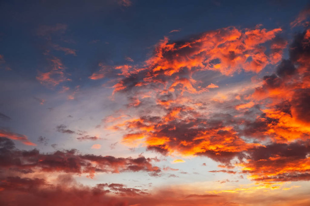schöner heller, bunter Himmel. Bild aufgenommen bei Sonnenuntergang. rot-orange Hintergrund mit schönen Farben. Seltener Sonnenaufgang. natürliche Zusammensetzung - Foto, Bild