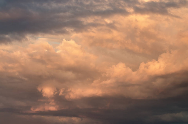 嵐の夜の太陽に照らされた空の雲。美しい自然の背景. - 写真・画像