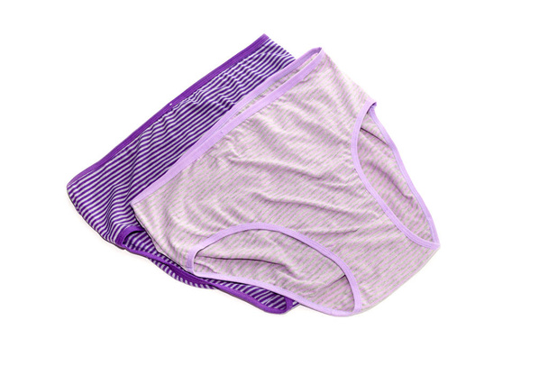 Nové, moderní, pohodlné fialové ženské kalhotky se vzorem na bílém pozadí detail - Fotografie, Obrázek