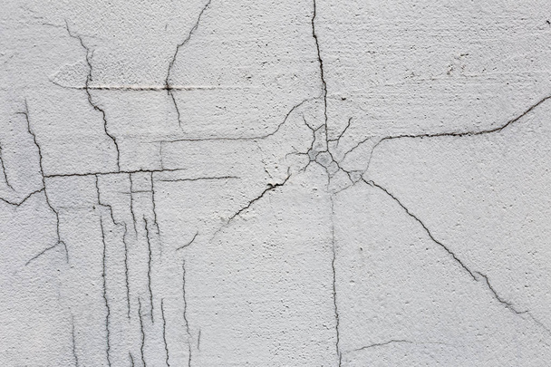 Het patroon van witte vuile gebarsten muur. Rechte scheurtjes. Directe breuk op geschilderde oppervlak. Cellen horizontalis. - Foto, afbeelding
