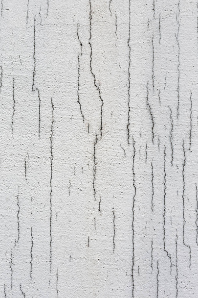 Het patroon van witte vuile gebarsten muur. Rechte scheurtjes. Directe breuk op geschilderde oppervlak. Cellen horizontalis. - Foto, afbeelding