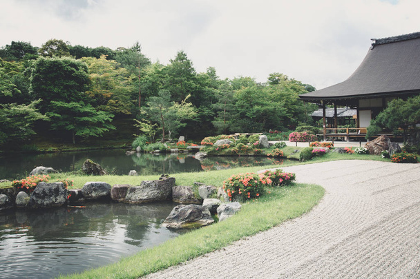 日本の禅の石庭と湖と緑のカエデの葉映画ビンテージ スタイル - 写真・画像
