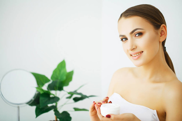 Perfect Young Model Woman with Healthy Skin, Shiny Hair and Manicured Hands on Background. Young Beauty, Facial Treatment and Cosmetology Concept - Φωτογραφία, εικόνα