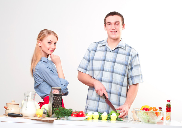 couple of cooking together - Foto, afbeelding