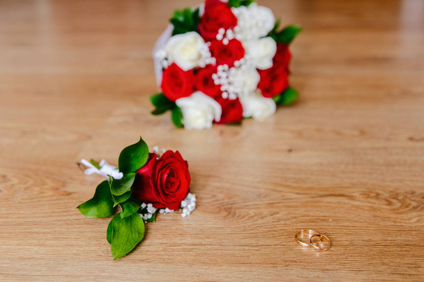 red groom boutonniere and wedding rings, wedding day, wedding accessories - Foto, Bild