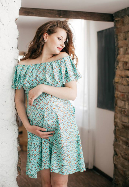 Bella donna incinta in abito blu
  - Foto, immagini