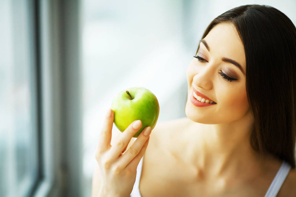 Donna che mangia mele. Bella ragazza con denti bianchi mordere mela. Immagine ad alta risoluzione
 - Foto, immagini