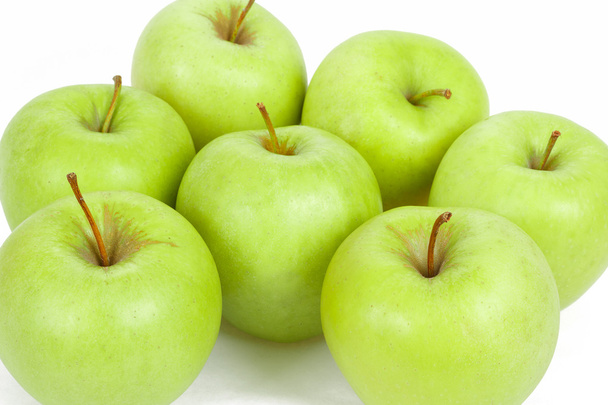 sete maçãs verdes isoladas sobre um fundo branco
 - Foto, Imagem