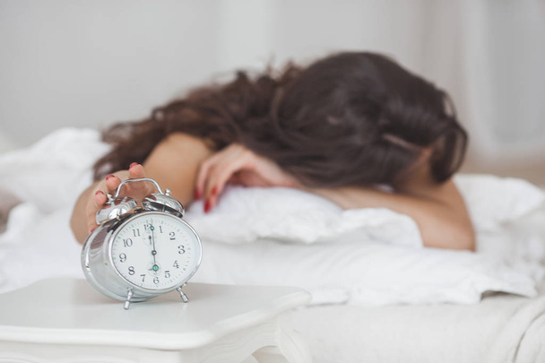 Álmos nő nem akar-hoz kelj fel reggel - Fotó, kép