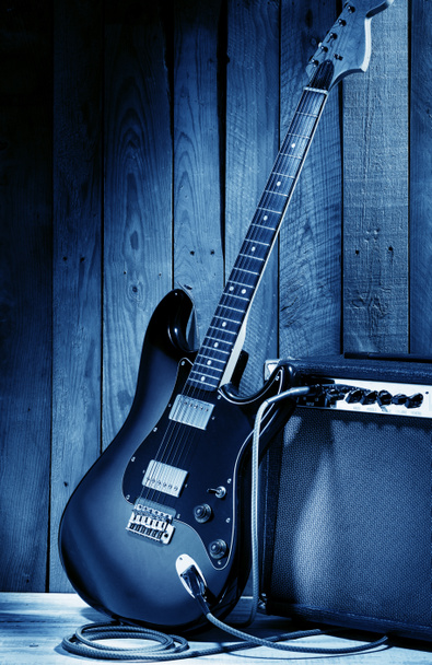 gitara elektryczna ze wzmacniaczem na scenie blues club - Zdjęcie, obraz