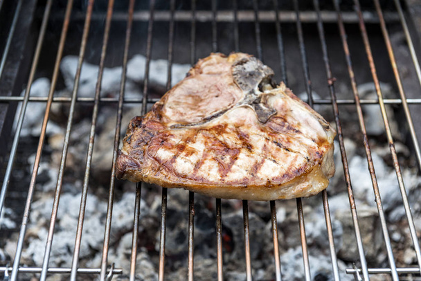 T-Bone hakken varkensvlees op de grill - Foto, afbeelding