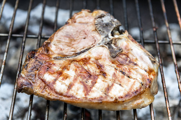 T-bone côtelette de porc sur le gril du barbecue
 - Photo, image