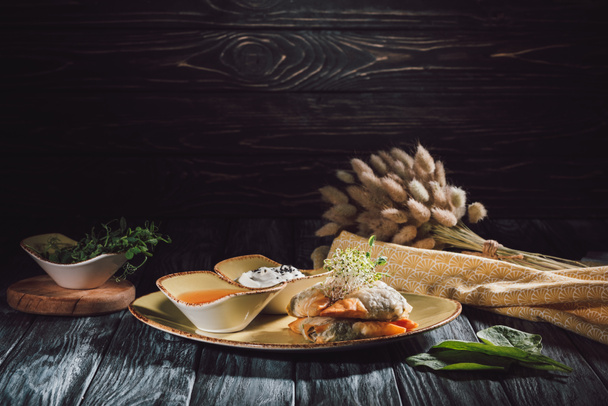 composizione alimentare di samosa in pasta fillo farcita con spinaci e paneer decorata con semi germinati di erba medica e girasole
  - Foto, immagini