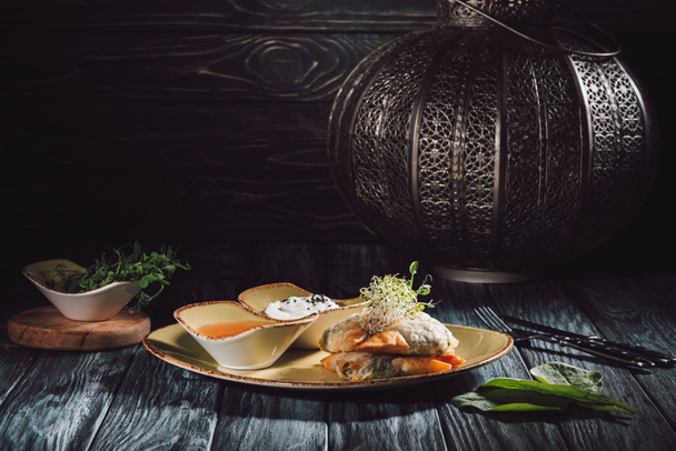 skład żywności świeca i samosas w phyllo ciasto ze szpinakiem i paneer ozdobione kiełkujących nasion lucerny i słonecznika - Zdjęcie, obraz