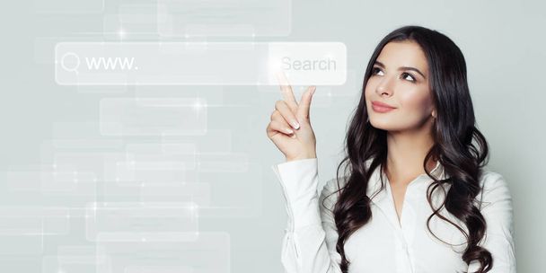 Успешная деловая женщина указывает на пустую адресную строку в виртуальном веб-браузере. Сео, интернет-маркетинг или концепция дистанционного обучения
 - Фото, изображение