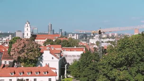 Vilnius, Litva. Top pohled na katolický kostel sv. Jana s zvonicí a kostel sv. Mikuláše ve slunečný den. Pan, Panorama - Záběry, video