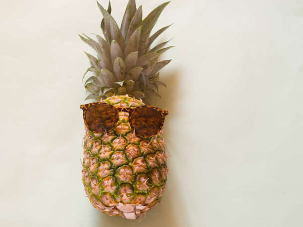 Pineapple with sunglasses on green background - Valokuva, kuva