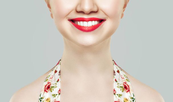 Güzel bir kadın beyaz dişler Closeup gülümsemeyle. Dudakları ile kırmızı ruj makyaj - Fotoğraf, Görsel