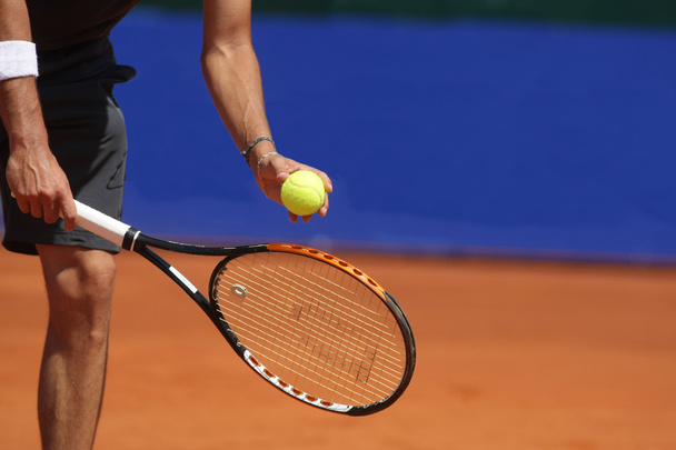 Servir tenis
 - Foto, Imagen